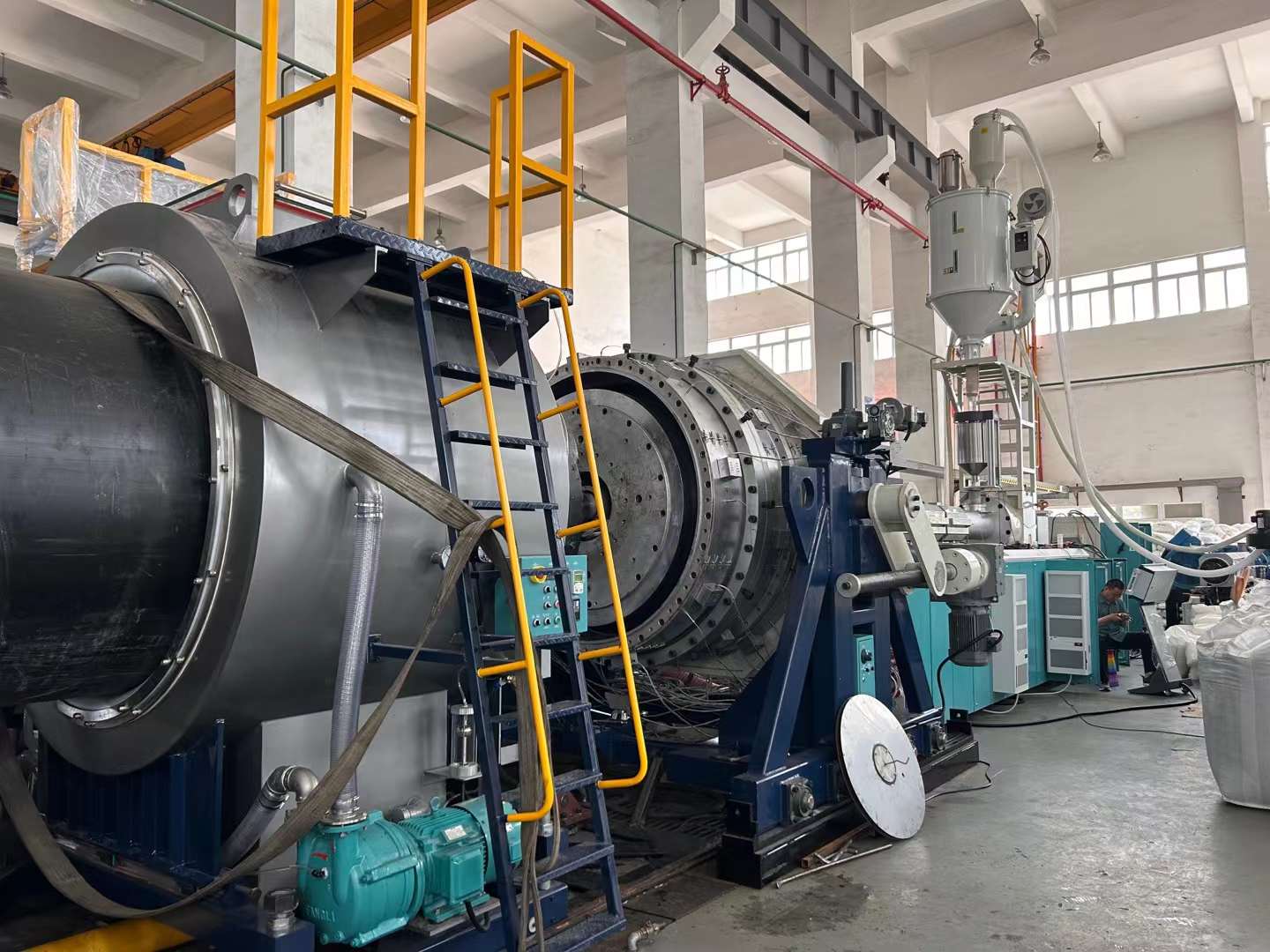 ท่อที่มีความหนาสูงและเส้นผ่านศูนย์กลางใหญ่: วิธีหลีกเลี่ยงการหย่อนยานในการอัดขึ้นรูปท่อ